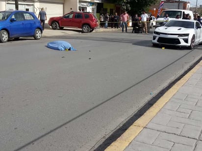 La mujer de la tercera edad quedó unos 6 metros adelante del automóvil, y de inmediato testigos contactaron al 911. (EL SIGLO DE TORREÓN)