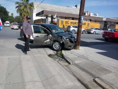 Luego de no respetar el derecho de preferencia y causar el accidente, se reportó que el Nissan quedó como pérdida total. (EL SIGLO DE TORREÓN)