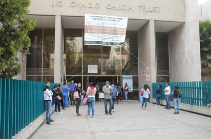 Las cinco personas que viajaban en el taxi, fueron trasladadas con vida a la Clínica No. 1 del Instituto Mexicano del Seguro Social (IMSS), pero poco después de ingresar, fallecieron Edith y Esteban, dada la gravedad de las lesiones sufridas por el fuerte golpe.  (ARCHIVO) 