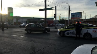 Elementos de la Dirección de Tránsito y Vialidad Municipal, resguardaron el área para evitar otro percance vial. (EL SIGLO DE TORREÓN) 