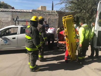 La escalera de aluminio tocó los cables de alta tensión cuando el hombre subía, lo que provocó que sufriera una descarga y cayera  de varios metros de altura. (EL SIGLO DE TORREÓN) 