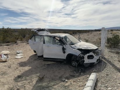 La conductora y otra persona que viajaba como acompañante resultaron lesionadas y fueron trasladadas a las instalaciones del Hospital General de San Pedro para su atención médica. (EL SIGLO DE TORREÓN) 