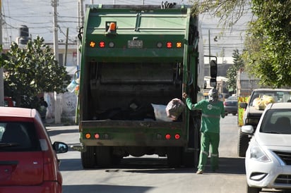 Piden a la ciudadanía que eviten dejar envolturas de regalos, restos de alimentos y otro tipo de basura en banquetas, camellones, terrenos abandonados y otros espacios públicos. (ARCHIVO)