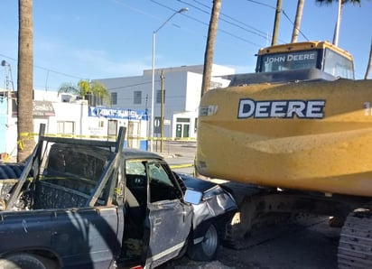 Tras el impacto, todas las personas que viajaban en la caja de la camioneta se golpearon en distintas partes del cuerpo y la cabeza. (EL SIGLO DE TORREÓN)