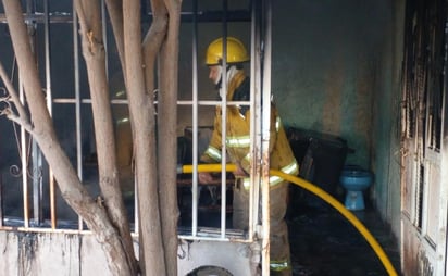 Hasta el momento, Protección Civil desconoce lo que pudo provocar el incendio. (EL SIGLO DE TORREÓN)