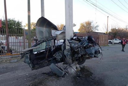 A causa del exceso de velocidad con el que conducía, al momento del impacto el auto se partió en dos. (EL SIGLO DE TORREÓN)