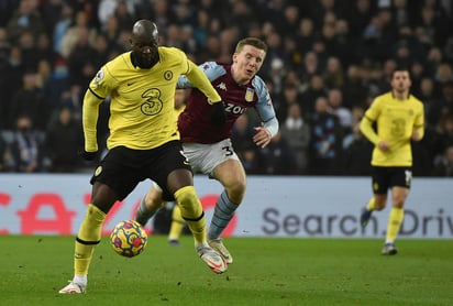 El belga Romelu Lukaku que volvió a los terrenos de juego después de su ausencia por COVID-19, dio el triunfo en Villa Park al Chelsea (1-3), que volvió a ganar después de dos empates consecutivos que le alejaron del liderato de la Premier que ostenta el Manchester City. (AP) 
