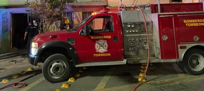 El personal de Bomberos se encargó de sofocar el fuego. (EL SIGLO DE TORREÓN) 