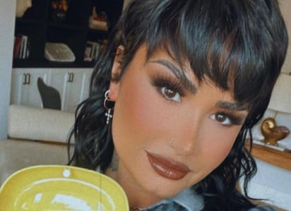 Todo parece indicar que la cantante estadounidense Demi Lovato ya está lista para recibir al 2022 con nuevo look, pues este lunes la intérprete compartió un video en sus redes sociales donde aparece completamente rapada. 