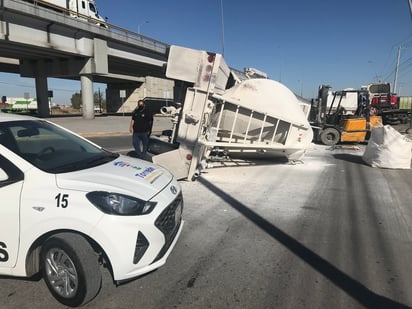 La tolva terminó volcada sobre su costado derecho. (EL SIGLO DE TORREÓN) 