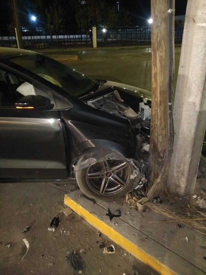 El vehículo Vento se impactó contra un poste de madera. (EL SIGLO DE TORREÓN) 