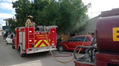 El personal de Bomberos se encargó de sofocar el fuego.  (EL SIGLO DE TORREÓN)