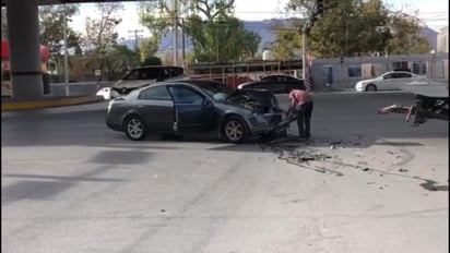 Tras no respetar el semáforo en rojo. (EL SIGLO DE TORREÓN)