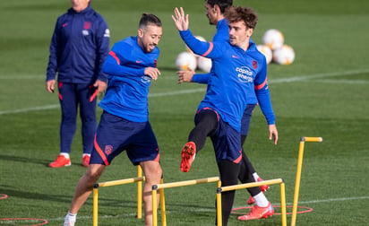 El entrenador Diego Simeone, los centrocampistas Koke Resurrección y Héctor Herrera y los delanteros Joao Félix y Antoine Griezmann, que se encuentran 'todos asintomáticos' y 'aislados en sus domicilios', según informó el club. 