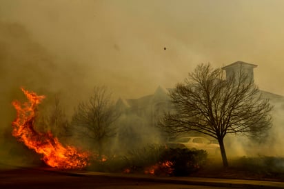 Un hotel y un centro comercial se quemaron. (AP)