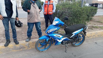 El motociclista sufrió el impacto tras atravesarse al paso del automóvil, aunque las lesiones presentadas no fueron de gravedad. (EL SIGLO DE TORREÓN)