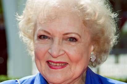 Betty White, la legendaria actriz de 'The Golden Girls' (1985-1992), falleció este viernes a los 99 años, informó el medio de noticias de famosos TMZ. (EFE) 