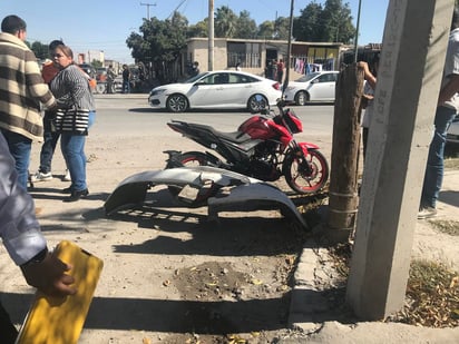 El percance ocurrió cerca de las 13:30 horas de este viernes en el cruce de la avenida Ocampo y la calzada Saltillo 400 del sector mencionado. (EL SIGLO DE TORREÓN) 