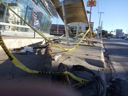 Tras el golpe al paradero, volvió a girar y con su costado izquierdo se impactó contra el poste de madera, propiedad de Telmex, el cual también derribó, terminando allí su carrera. Óscar quedó detenido, a disposición del Ministerio Público. (EL SIGLO DE TORREÓN) 