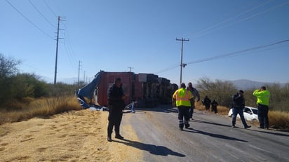 El percance se registró por la carretera Mieleras-El Esterito, en los límites de Matamoros y Torreón. (EL SIGLO DE TORREÓN) 