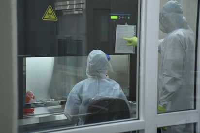 De 100 muestras del virus SARS-CoV-2 que se envían a Ciudad de México para su secuenciación genómica, solo se procesan entre 25 y 30. (ARCHIVO)