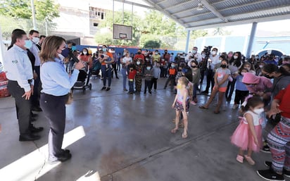 La distribución de los apoyos, se llevó a cabo en la escuela primaria Guadalupe Victoria, un juguete, aguinaldo y diversos respaldos. (CORTESÍA) 