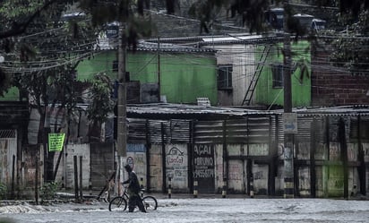 Los aguaceros en Minas Gerais se incrementaron desde el fin de semana y dejan a varias ciudades incomunicadas. (EFE)