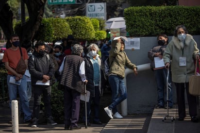 Este viernes se informó que los contagios por la variante ómicron del COVID-19 que llegó esta semana a un récord de más de 44 mil por día, afectarán el crecimiento económico en el primer trimestre del año. (ARCHIVO)