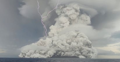 La explosión del volcán submarino en Tonga, se registró el sábado por la mañana (ESPECIAL) 