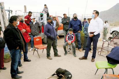 El subsecretario de Gobierno, Oswaldo Santibáñez, se reunió con quienes mantienen el campamento a las afueras de la planta. (EL SIGLO DE TORREÓN) 
