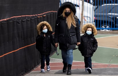 La gobernadora del estado de Nueva York, Kathy Hochul, anunció este viernes que el índice de positividad por coronavirus se ha situado en el 9.75 %, confirmando el ritmo descendente de contagios, después de que hace una semana llegara al 23 %. (ARCHIVO) 