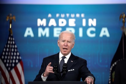 El presidente de Estados Unidos, Joe Biden, instó este viernes al Congreso a aprobar un proyecto de ley para fortalecer la fabricación, el desarrollo y la investigación con el fin de paliar la escasez global de semiconductores. (EFE) 