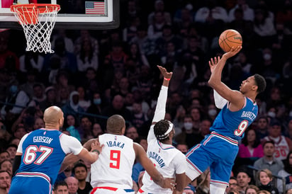 Barrett encestó 17 en la primera mitad para ayudar a que los Knicks se fueran al descanso arriba 66-61. (AP)