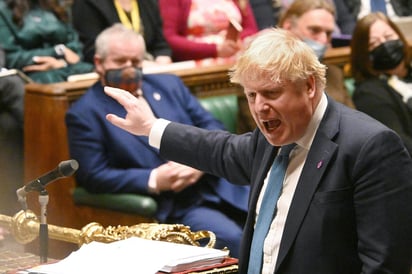 Acosado por el escándalo de las fiestas en Downing Street, el primer ministro británico, Boris Johnson, se mostró este miércoles a la defensiva en su comparecencia semanal ante el Parlamento, cuando rechazó dimitir mientras espera las conclusiones de un informe interno y una investigación policial. (ARCHIVO)