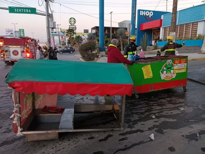 Con el impacto, el carrito de las gorditas cayó del remolque y se dañó. (EL SIGLO DE TORREÓN)