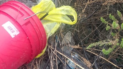 El feto fue localizado debajo de un bote de 20 litros de color rojo tirado en un lote con hierba y basura. (ESPECIAL)