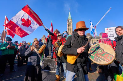 La policía en Canadá anunció el domingo que ha abierto una investigación luego que los participantes en una protesta contra las medidas antivirus profanaron monumentos patrios. (ARCHIVO) 