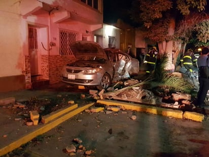 El percance se registró alrededor de las 21:15 horas de este miércoles sobre la avenida Guerrero y calle Donato Guerra, en la zona Centro de Torreón. (EL SIGLO DE TORREÓN)