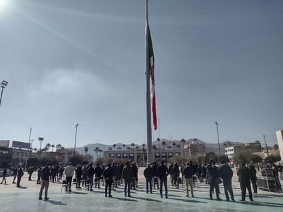 Fue en punto de las 10:30 horas de este día que las autoridades realizaron el acto en la explanada de la Plaza Mayor de Torreón. (Foto: RAMÓN SOTOMAYOR)