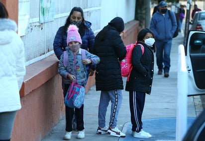 A criterio de los planteles y de los padres de familia, el enviar a los estudiantes a clases ante el pronóstico de bajas temperaturas.