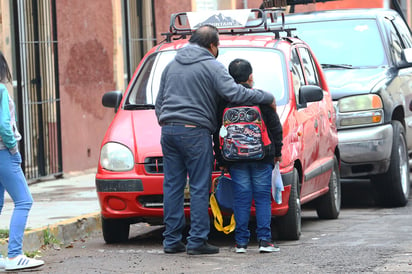 Debido a que el pronóstico de bajas temperaturas continuará durante la semana, el subsecretario recordó que quedará a criterio de los padres de familia el enviar a sus hijos o no. (ARCHIVO)