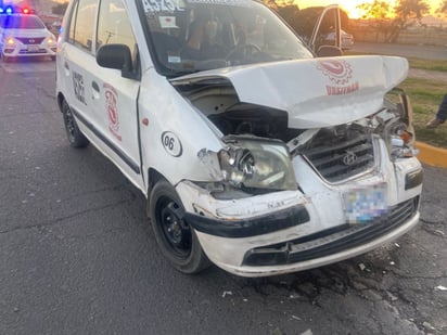 El taxi se impactó en la parte posterior de una camioneta. (EL SIGLO DE TORREÓN)