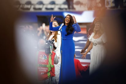 Mickey Guyton emociona con su interpretación del Himno Nacional de EUA en el Super Bowl LVI