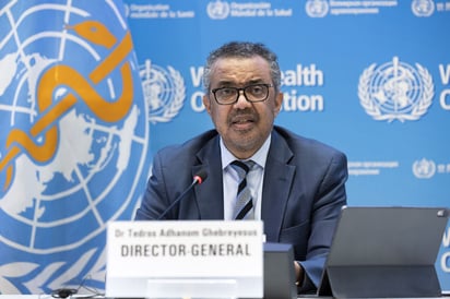 Tedros alertó de que el alto número de casos leves de la enfermedad en países con altas tasas de vacunación 'está impulsando la falsa narrativa de que la pandemia ha terminado'. (ARCHIVO) 