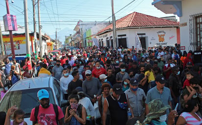La marcha caminó unos 40 minutos por las principales calles de la ciudad del suroriental estado de Chiapas hasta llegar a las oficinas del INM. (EFE)