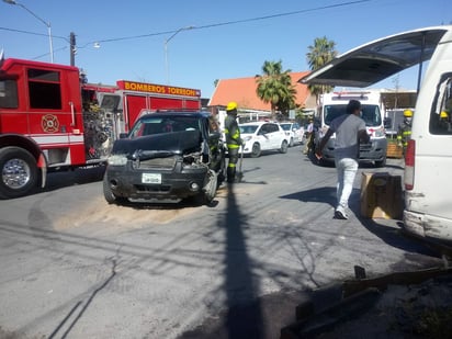 Los daños materiales se estiman en 50 mil pesos y los vehículos fueron trasladados al corralón por medio de la grúa. (EL SIGLO DE TORREÓN)