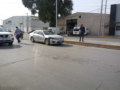 El conductor del Hyundai Grand i10 viró a su izquierda atravesándose al paso del Ford Fusion; no se reportaron lesionados.