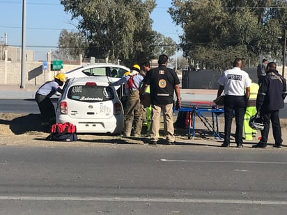 El vehículo Nissan March se salió del camino y dio un giro para terminar nuevamente sobre sus cuatro ruedas.