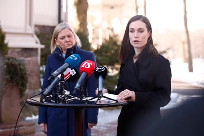 Las primeras ministras Magdalena Andersson de Suecia (i) y Sanna Marin, de Finlandia (d), estrecharán su defensa conjunta. (AP)