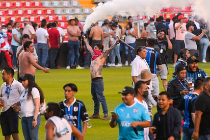 Después de los lamentables hechos que sucedieron en el estadio La Corregidora, la Liga MX no se atrevió a erradicar las barras bravas y tampoco desafiliar a los Gallos Blancos, que tendrán que jugar a puerta cerrada y cambiar de dueño.